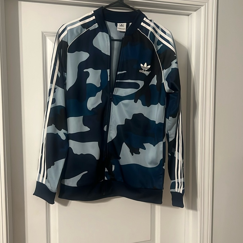 Adidas camouflage jacket with pockets. DW3827